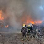 بالصور| الدفاع المدني يواصل منذ 16 ساعة التعامل مع حريق هائل في مصنع خردة بأريحا