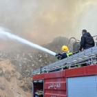 بالصور| الدفاع المدني يواصل منذ 16 ساعة التعامل مع حريق هائل في مصنع خردة بأريحا