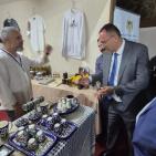 بالصور| السفير الرويضي يزور مهرجان ليالي مسقط ويُشيد بالجناح الفلسطيني