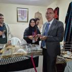 بالصور| السفير الرويضي يزور مهرجان ليالي مسقط ويُشيد بالجناح الفلسطيني