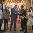 بالصور| السفير الرويضي يزور مهرجان ليالي مسقط ويُشيد بالجناح الفلسطيني