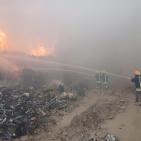 بالصور| الدفاع المدني يواصل منذ 16 ساعة التعامل مع حريق هائل في مصنع خردة بأريحا