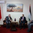 السفير عواد يلتقي سفير جمهورية سلوفاكيا لدى الصين ويضعه في صورة الأوضاع الفلسطينية