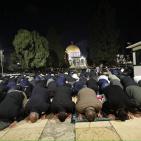 بالصور| 60 ألفًا يؤدون صلاة التراويح في المسجد الأقصى