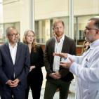 بالصور: الأمير هاري وزوجته ميجان يزوران أطفال غزة في مستشفى بالأردن