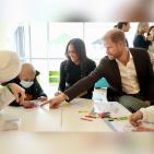 بالصور: الأمير هاري وزوجته ميجان يزوران أطفال غزة في مستشفى بالأردن