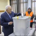 الرئيس عباس يدلي بصوته في الانتخابات المحلية بمدينة البيرة