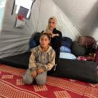أثقل من العمر.. طفلة تعيل أسرتها