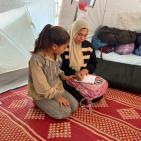 أثقل من العمر.. طفلة تعيل أسرتها