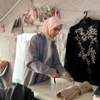 خاص بالصور| حين تصبح الخيمة مشغلاً.. إسراء تعيد بناء حياتها بماكينة خياطة