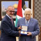 الرئيس عباس يقلد قامات وطنية ومؤسسين في