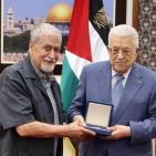 الرئيس عباس يقلد قامات وطنية ومؤسسين في