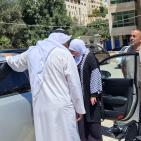 غنام تسلم عشرات الكراسي الكهربائية لمستحقيها.. وتؤكد: دعم ذوي الهمم أولوية
