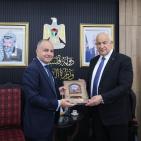 وزير الداخلية يستقبل السفير المصري لدى فلسطين بمناسبة انتهاء مهامه