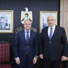 وزير الداخلية يستقبل السفير المصري لدى فلسطين بمناسبة انتهاء مهامه