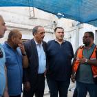 وفد من جمعية رجال الأعمال الفلسطينيين يتفقد موقع انهيار المبنى الذي انهار على رؤوس النازحين