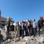 وفد من جمعية رجال الأعمال الفلسطينيين يتفقد موقع انهيار المبنى الذي انهار على رؤوس النازحين