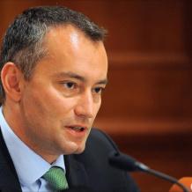 ملادينوف: ترتيبات انتقالية لتوحيد غزة والضفة