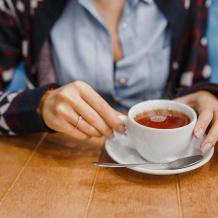 هل الشاي يسبب الجفاف فعلًا؟ الخبراء يوضحون