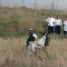 مستوطنون يهاجمون المزارعين في المغير شمال شرق رام الله