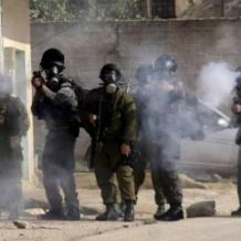 قوات الاحتلال تطلق قنابل الغاز السام خلال اقتحامها بلدة الرام