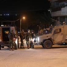 الاحتلال يحتجز 25 مواطنا ويحقق معهم ميدانيا في مخيم الدهيشة جنوب بيت لحم