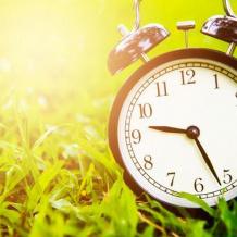 الحكومة تعلن موعد بدء التوقيت الصيفي في فلسطين 2026