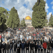 عشرات آلاف المصلين يؤدون الجمعة في الأقصى رغم تشديدات الاحتلال