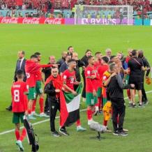 منتخب المغرب يحتفل بـ"علم فلسطين"