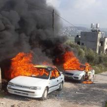 مستوطنون يحرقون 3 مركبات ويهاجمون منازل المواطنين جنوب نابلس