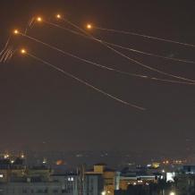 رشقة صاروخية من شمالي غزة وارتفاع حصيلة الشهداء إلى 34,183