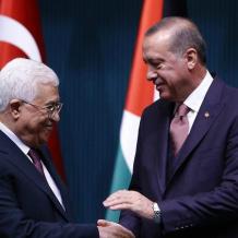 الرئيس عباس يصل تركيا للقاء أردوغان