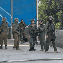 الاحتلال يشن حملة اعتقالات في الرام ومخيم قلنديا ويعتدي على عيادة الأونروا