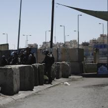 إصابة شاب برصاص الاحتلال عقب اقتحام مخيم قلنديا وإغلاق الحاجز