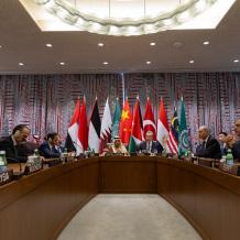 اللجنة الوزارية المكلفة من القمة العربية الإسلامية المشتركة غير العادية تعقد اجتماعاً رسمياً مع وزير الخارجية الصيني