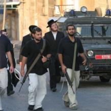 مستوطنون يهدمون منشأتين زراعيتين ويطاردون المواطنين في الخليل