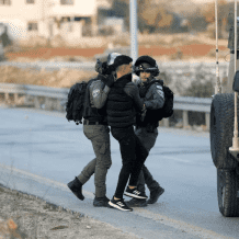 الاحتلال يعتقل 30 مواطنا على الأقل من عدة محافظات بالضفة
