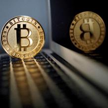 البيتكوين تتجاوز 100 ألف دولار