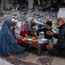 موائد إفطار رمضان في غزة تصرخ جوعًا كأصحابها