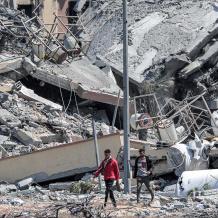 8 شهداء إثر قصف الاحتلال منزلا وسط قطاع غزة