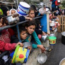 "أوتشا": توزيع المساعدات الإنسانية في قطاع غزة يكاد يكون مستحيلا بسبب نقص تدفق الوقود
