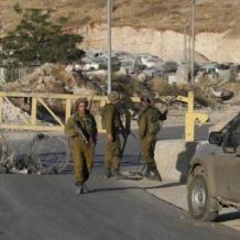 الاحتلال يغلق المدخل الوحيد لقرية برقا شرقي رام الله