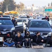 متضامنون مع فلسطين يغلقون الطريق السريع 101 وسط لوس أنجلوس للتنديد بمجزرة رفح