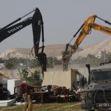 عائلة تضطر على هدم منزلها ذاتياً في طمرة