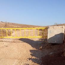 الاحتلال يغلق البوابة الحديدية قرب الطيبة شرق رام الله