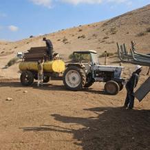 بسبب عنف المستوطنين… عائلات ترحل عن خربة الحديدية في الأغوار الشمالية