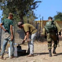 مستوطنون يسيجون أراضي في قرية الجانية غرب رام الله