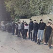 الاحتلال يعتقل 20 مواطنا من حزما شرق القدس ويغلق مداخلها