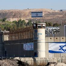 هيئة شؤون الأسرى: المعتقلون في سجني عوفر والنقب يعانون ظروفا إنسانية بالغة الصعوبة