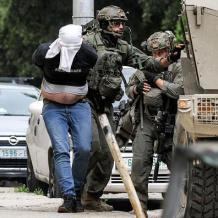 الاحتلال يعتقل مواطنين وينكل بآخرين في عدة مناطق بالخليل